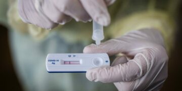 Green pass, si otterrà anche con i test salivari: come funzionano