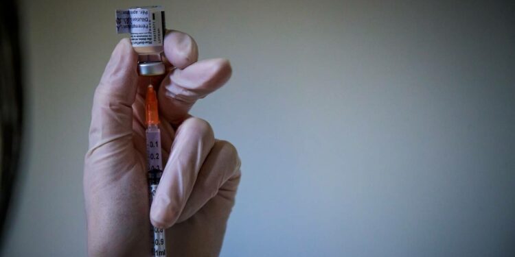 Terza dose a soggetti fragili e anziani: il calendario dei richiami