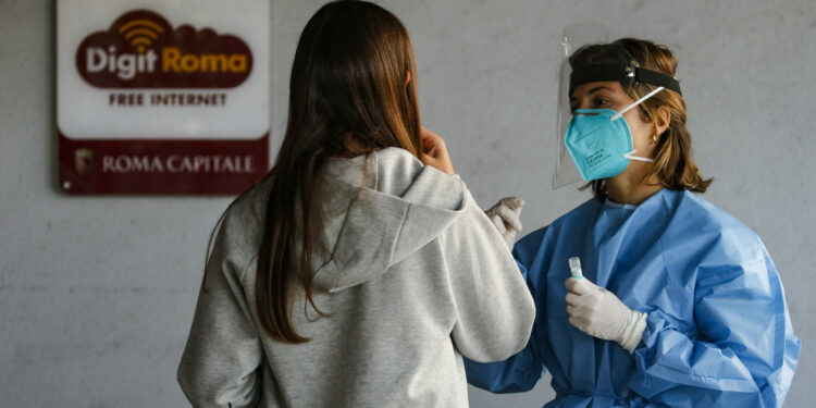 Test salivari: ecco quali sono validi per ottenere il Green pass