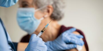 Vaccini anti-Covid, ok dell'Aifa alla terza dose di vaccino: si parte con gli immunodepressi