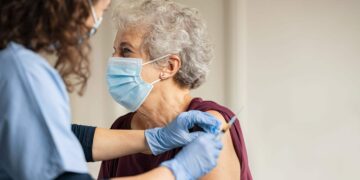 Vaccini, via libera del Cts alla terza dose per gli over 80 e ospiti delle Rsa