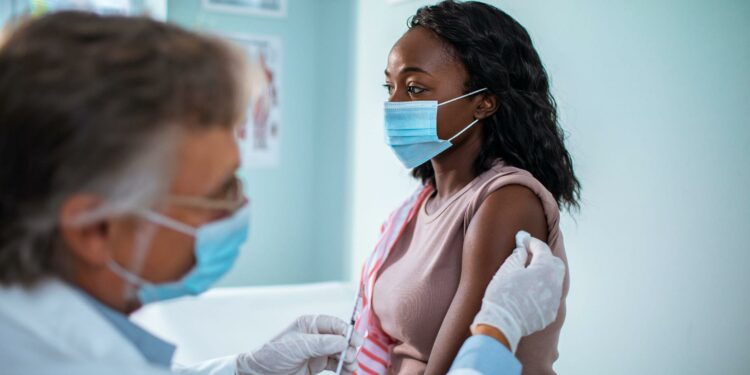 Vaccino anti-Covid e reazioni allergiche: «Chi soffre di allergia può vaccinarsi»