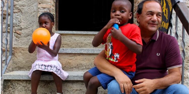 Dal “modello Riace” alla condanna a 13 anni: la lunga vicenda giudiziaria di Mimmo Lucano