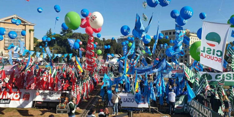 La piazza dopo l’assalto alla Cgil