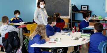 Scuola, niente quarantena con un solo positivo: le nuove regole per evitare la Dad