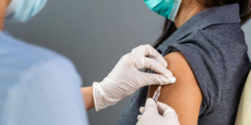 Verso la terza dose per tutti: chi deve farla, quando e perché serve