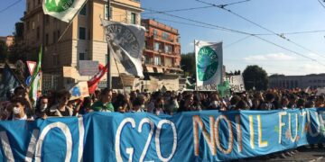 «Voi la malattia, noi la cura», in piazza l’altra faccia del G20