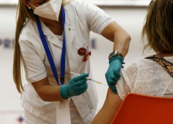 Il governo ha deciso di anticipare a 5 mesi la terza dose di vaccino