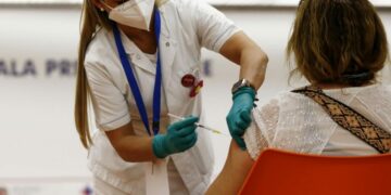 Il governo ha deciso di anticipare a 5 mesi la terza dose di vaccino