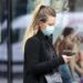 Le città vogliono reintrodurre le mascherine obbligatorie all’aperto