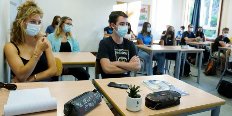 Scuola, nuove regole anti-Covid: quarantena solo con 3 positivi