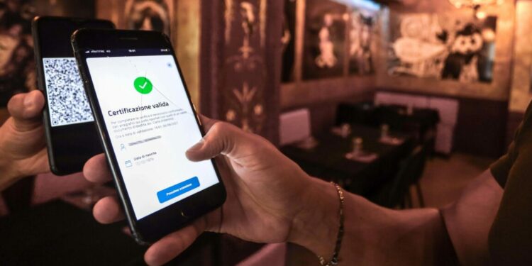 Terza dose per tutti e durata Green pass ridotta: il piano per l’inverno