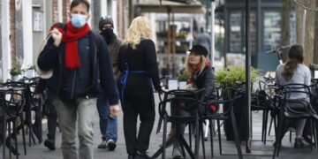 Covid, aumentano le regioni a rischio: cosa cambia tra zona bianca e zona gialla