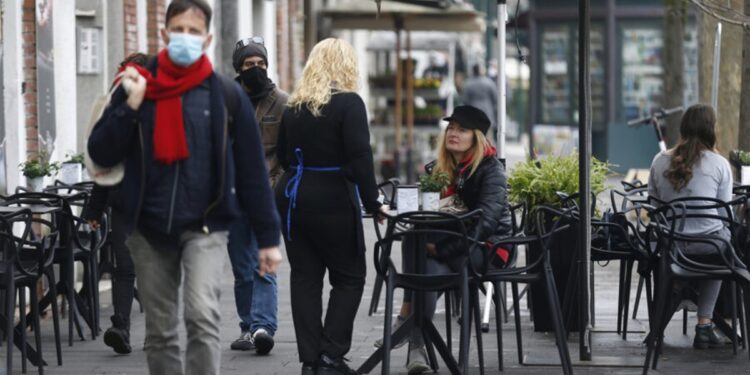 Covid, aumentano le regioni a rischio: cosa cambia tra zona bianca e zona gialla