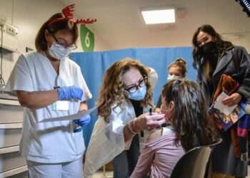 Covid, vaccinare o no i bambini? Gli esperti si dividono