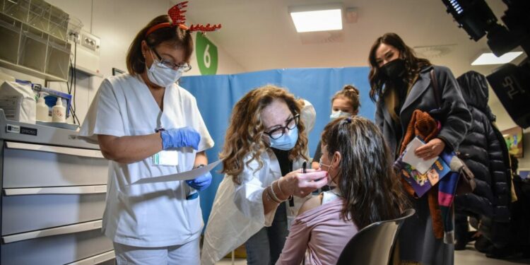 Covid, vaccinare o no i bambini? Gli esperti si dividono