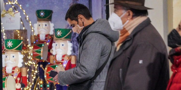 Green pass da 6 mesi, Ffp2 sui trasporti, feste all’aperto vietate: ecco la stretta anti-Omicron