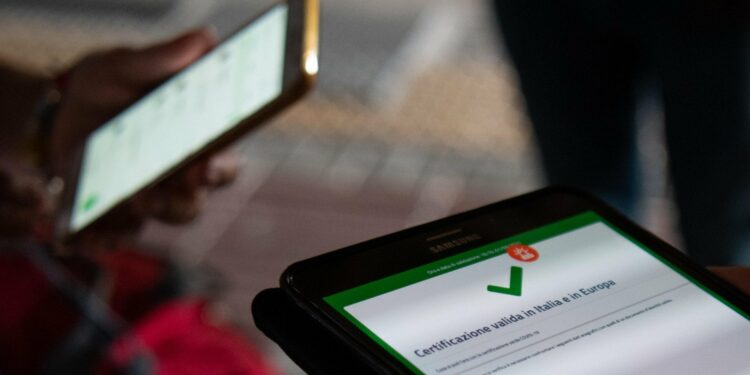 Green pass, in arrivo la revoca per i positivi al Covid