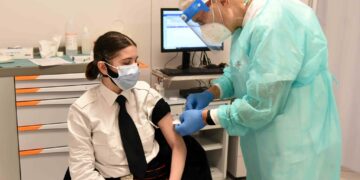 Il vaccino diventa obbligatorio per docenti, sanitari e poliziotti