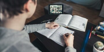Scuola, la grande fuga degli studenti per salvare il Natale