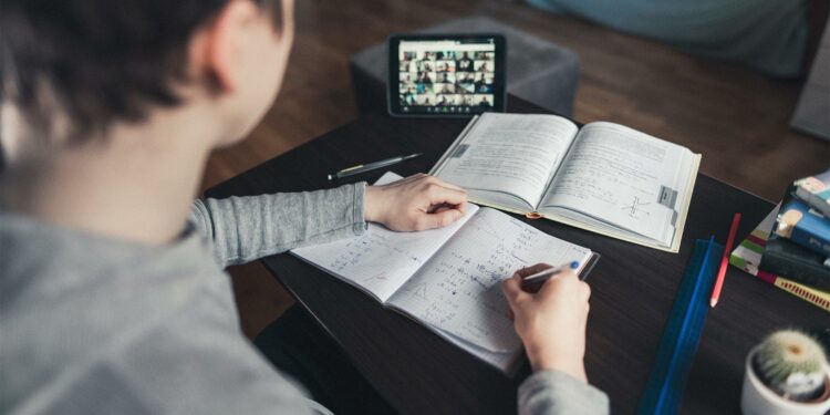 Scuola, la grande fuga degli studenti per salvare il Natale