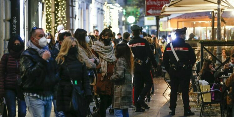 Tornano le mascherine all’aperto: ecco le città dove sono obbligatorie