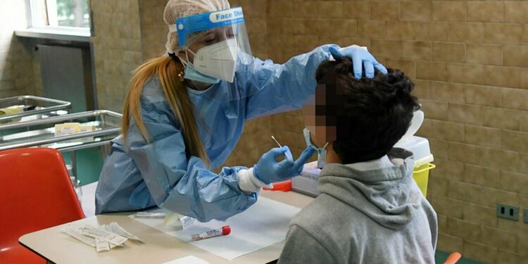 Tra screening di massa e Ffp2: come sarà il rientro a scuola