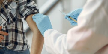 I dubbi di Frajese sulla protezione e sulla sicurezza dei vaccini anti-Covid