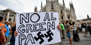 «Campi di concentramento per i no vax»: cresce il clima d’odio alimentato da leggi e Dpcm