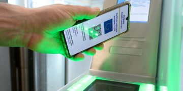 Green pass revocato in quasi tutta Europa: gli italiani pensano alla fuga