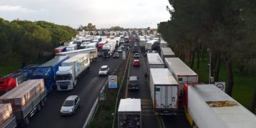 La protesta degli autotrasportatori contro il caro carburante