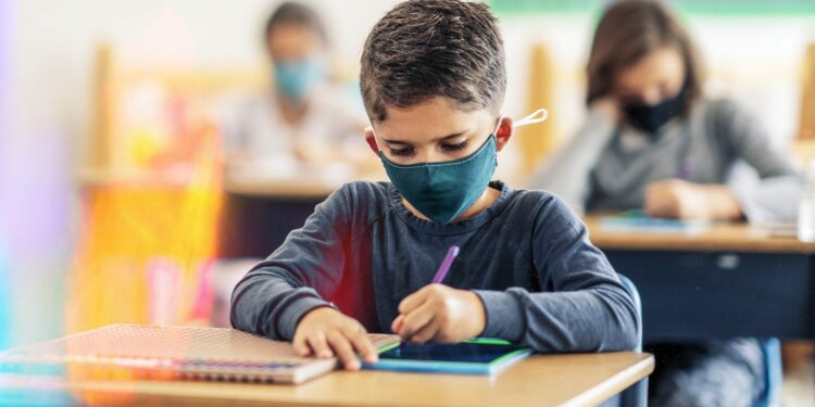 Scuola, in Dad solo i non vaccinati: «È discriminazione tra gli studenti»