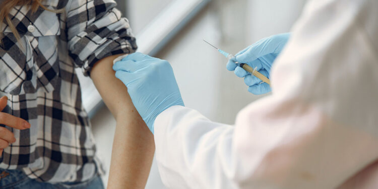 Vaccini anti-Covid, Aifa ammette: «Eccesso di rischio di miocardite nei maschi giovani»