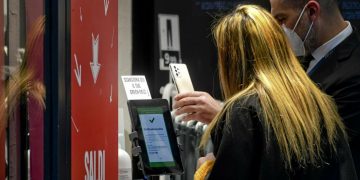 È la fine dello stato di emergenza, ma non delle restrizioni