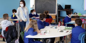 Gli insegnanti non vaccinati possono tornare a scuola, ma non a fare il loro mestiere