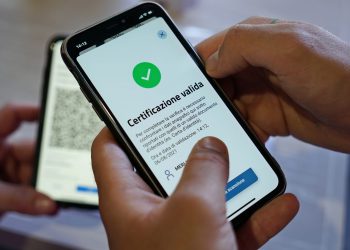 Green pass: in Francia viene abolito, in Italia resta