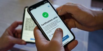 Green pass: in Francia viene abolito, in Italia resta