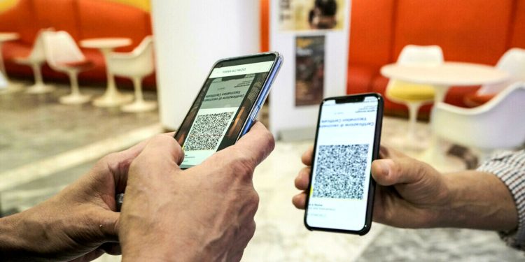 Il Green pass non ha funzionato: «In Italia maggior numero di decessi»