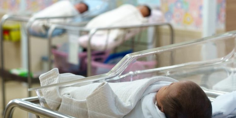Doppio cognome ai figli: ecco come funziona nel resto d’Europa
