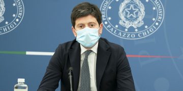 L’Ue declassa il Covid a influenza, ma l’Italia continua con le restrizioni