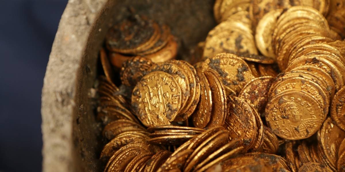 Contenitore di pietra ollare con le preziose monete romane