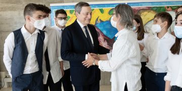 Draghi a scuola senza mascherina, mentre gli studenti sono obbligati ad indossarla