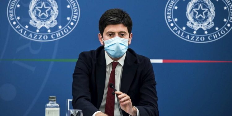 «Il nuovo vaccino sarà per tutti»: continua l’accanimento di Speranza