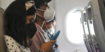 L’Ue sconfessa la linea di Speranza sulle mascherine: «Dal 16 maggio stop all'obbligo sugli aerei»