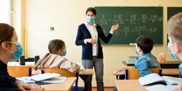 Mascherine a scuola, pressing per eliminare l'obbligo prima della fine delle lezioni