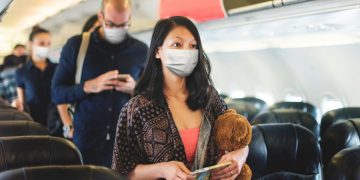 Mascherine in aereo, l'Europa le toglie e l'Italia no