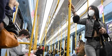 Senza mascherine calano i contagi, ma il governo vuole mantenere l’obbligo sui mezzi di trasporto
