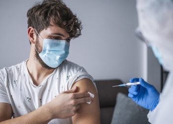 Vaccino anti-Covid, impennata di arresti cardiaci nei giovani in Israele