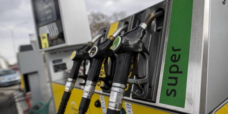 Caro benzina, il rapporto della Finanza: prezzi gonfiati in un caso su due