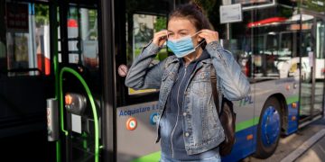 Le mascherine restano sui mezzi di trasporto